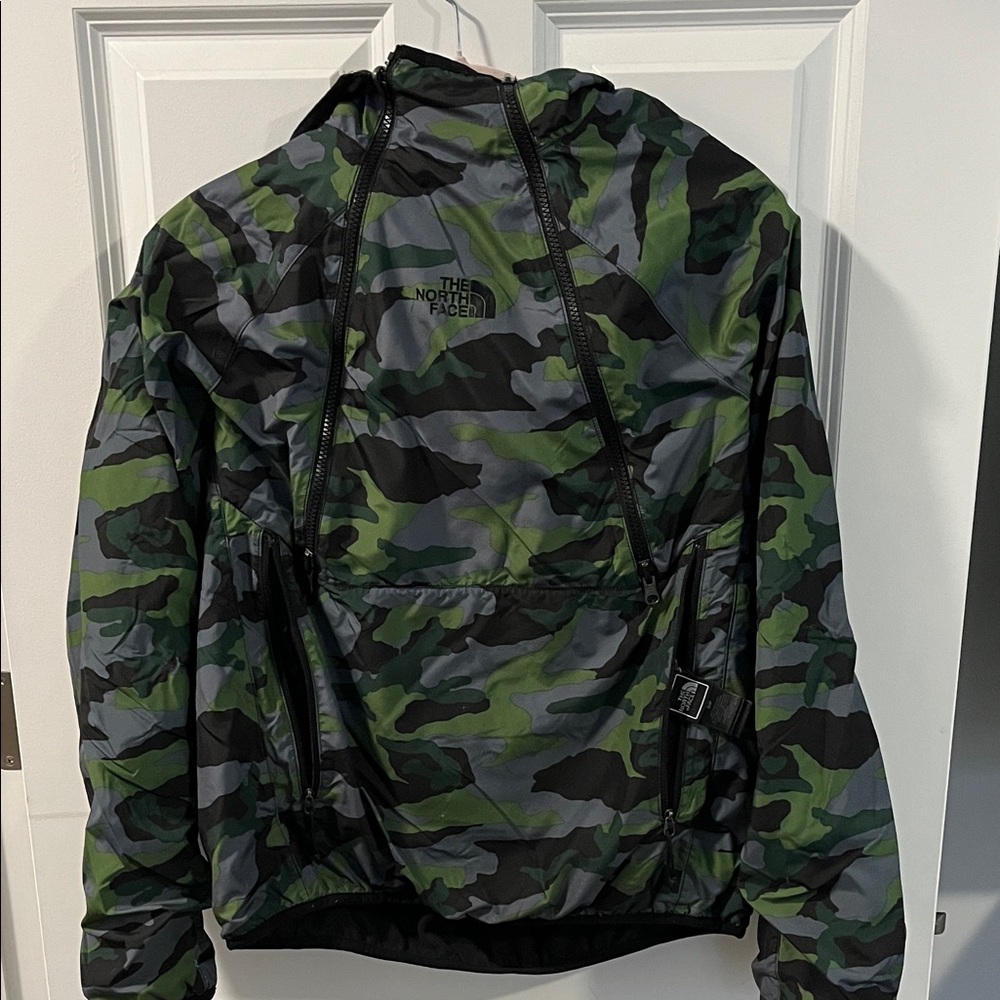 The North Facereversible Green and Black Camouflage /reversible to black fleece